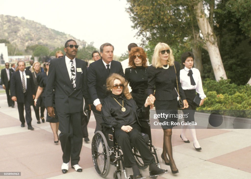 Robert Wagner, Jill St. John, Loretta Swit and guest News Photo - Getty