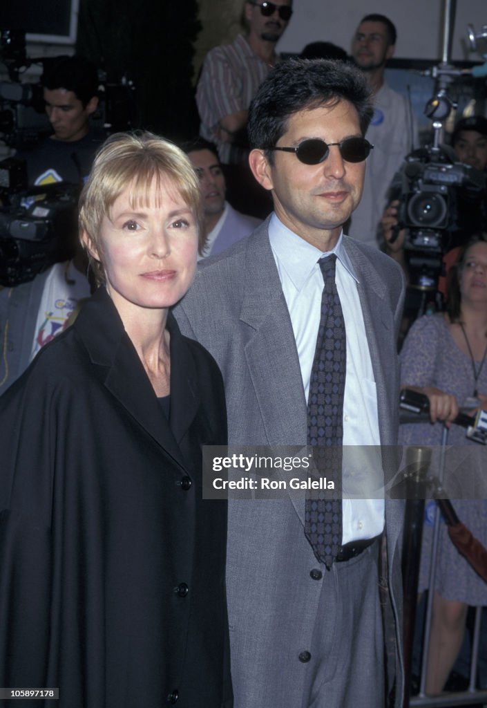 Victoria Tennant and Kirk Stambler during "Contact" Los Angeles... Photo d'actualité Getty Images