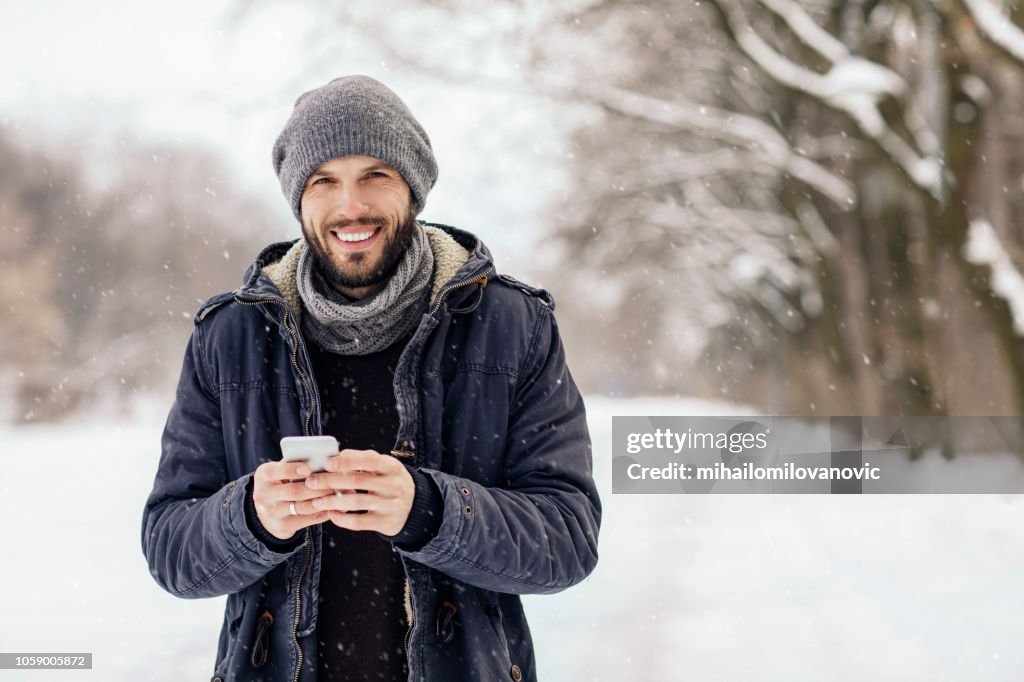 Uomo che usa lo smartphone