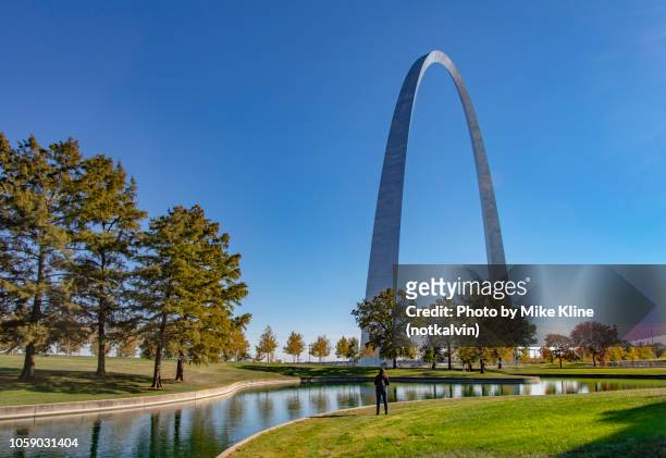 gateway arch across the reflection pool - missouri stock pictures, royalty-free photos & images
