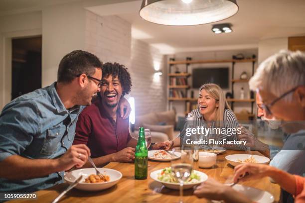 amigos e família jantando juntos e se divertindo - large family - fotografias e filmes do acervo