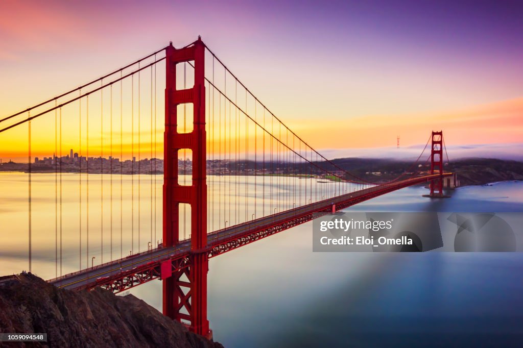 Lunga esposizione prima dell'alba nel Golden Gate Bridge, a San Francisco, Usa