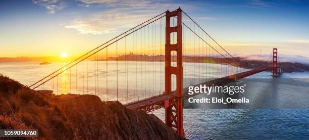 zonsopgang in de golden gate bridge, san francisco, californië. verenigde staten - san francisco bay area stockfoto's en -beelden