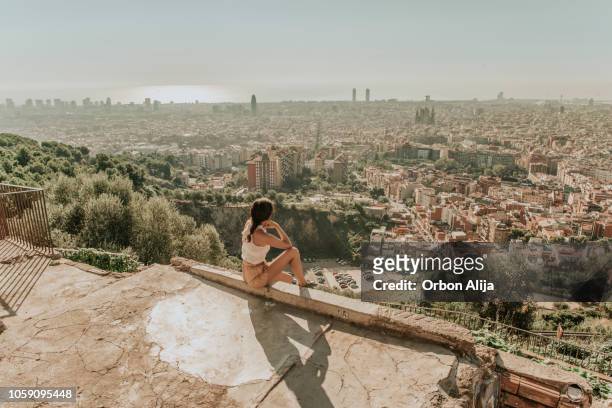 vrouw kijken naar barcelona - barcelona spanje stockfoto's en -beelden