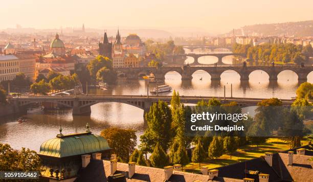 luchtfoto van de de karelsbrug en de rivier vltava in praag, tsjechië - vltava river stockfoto's en -beelden