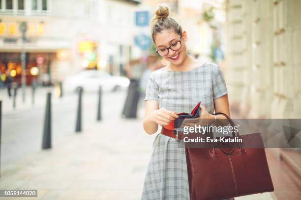 jonge vrouw is het hebben van pret in de stad - autumn mood - purse stockfoto's en -beelden
