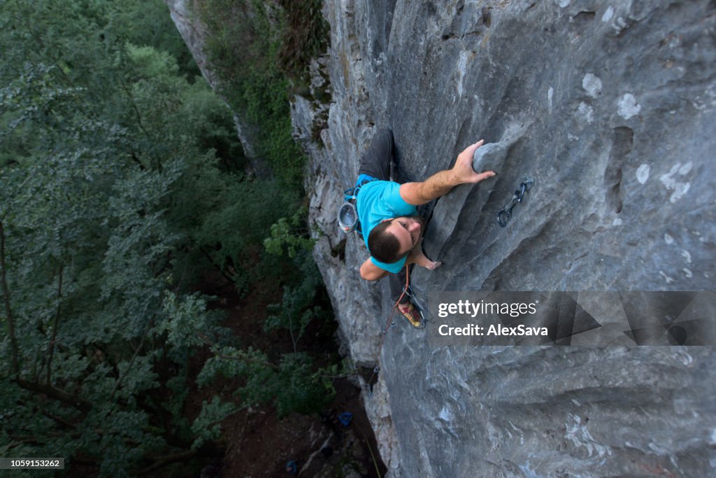 Alpinista escalando a parede de pedra