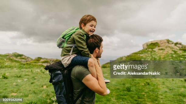 escursioni con mio padre - family hiking in spring outdoors foto e immagini stock