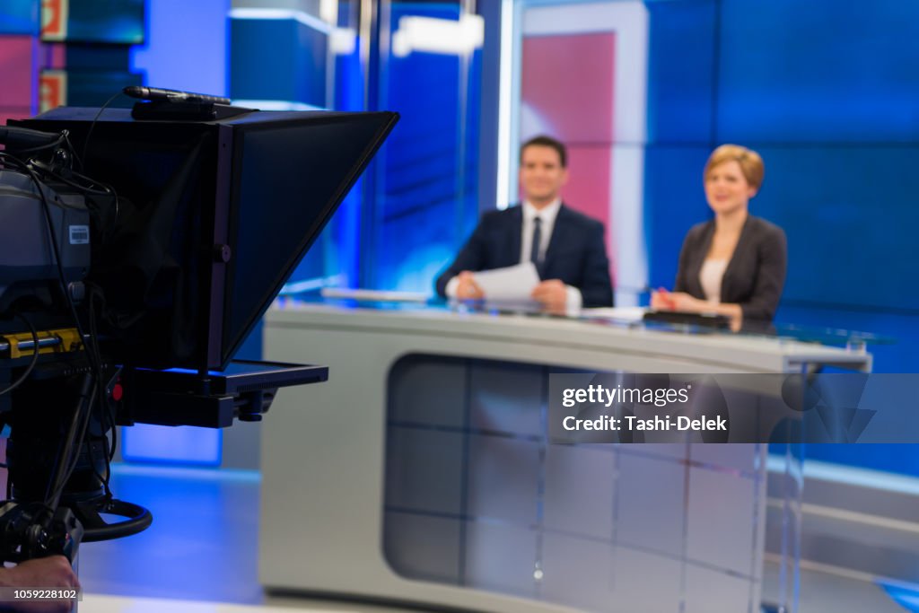 Nieuwsprogramma's In televisiestudio