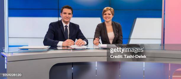 newsreader im fernsehstudio - moderator stock-fotos und bilder