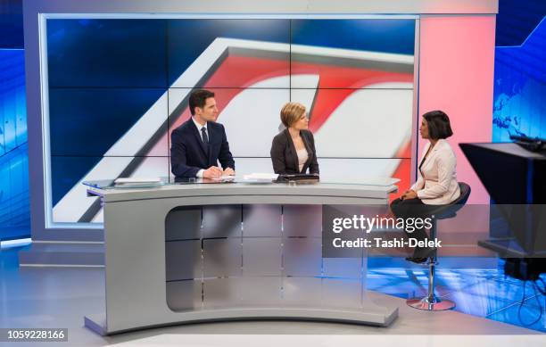 journalisten sitzen mit geschäftsfrau - tv studio stock-fotos und bilder