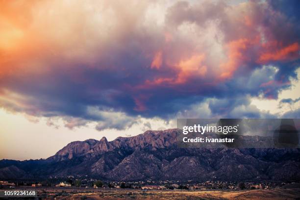 sandia berge mit majestätischen himmel und wolken bei sonnenuntergang - sandia mountains stock-fotos und bilder