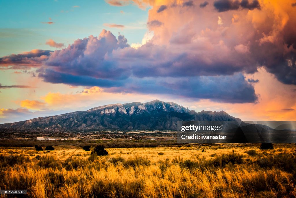 Montanhas Sandia com nuvens e céu majestoso