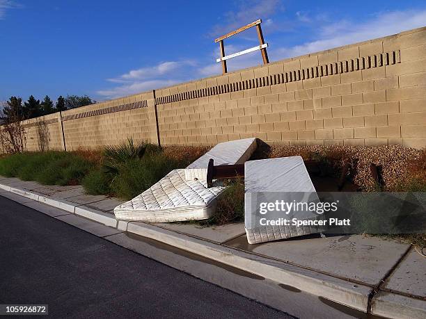 Old mattresses lie on the street outside abandoned homes on October 21, 2010 in Las Vegas, Nevada. Nevada once had among the lowest unemployment...