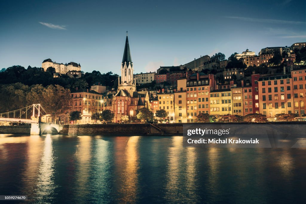 Alte Stadt von Lyon in der Abenddämmerung (Lyon, Frankreich)