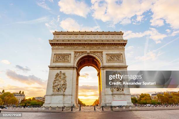 arc de triomphe and champs-elysees at dawn, paris, france - arc de triomphe parijs stockfoto's en -beelden