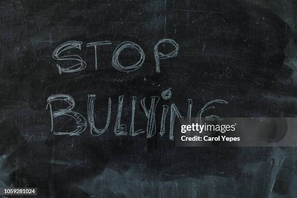 stop bullying - acoso escolar fotografías e imágenes de stock