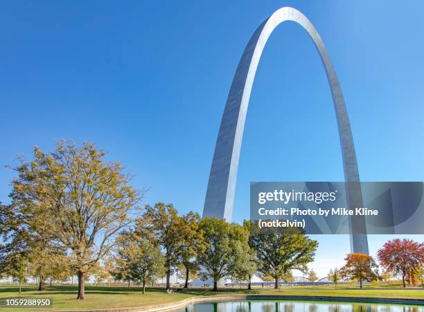 gateway arch - ground level - gateway arch st louis stockfoto's en -beelden