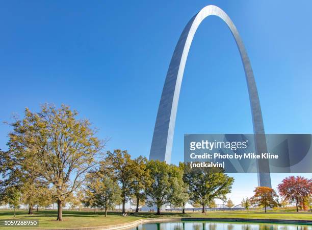 gateway arch - ground level - missouri stock pictures, royalty-free photos & images