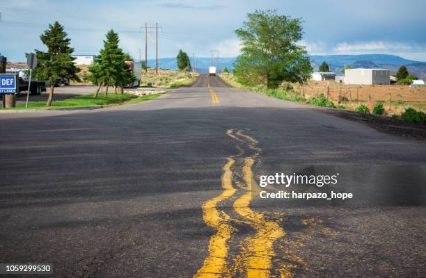 squiggly double yellow lines in the road. - bendy ストックフォトと画像