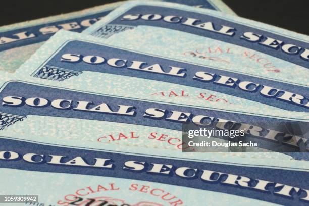 social security cards - sozialversicherung stock-fotos und bilder