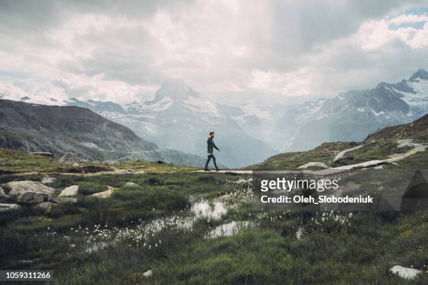 mann auf dem hintergrund der malerischen blick auf matterhorn berg - schweizer alpen stock-fotos und bilder