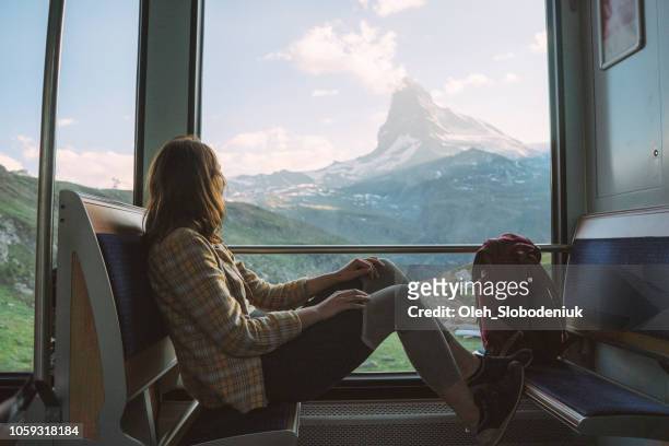 femme voyageant en train du gornergrat - swiss culture photos et images de collection
