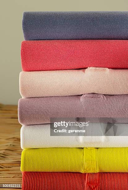 kleidung - folded clothes stock-fotos und bilder