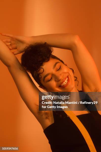 portait of a young confident latin american woman smiling - hairy body 個照片及圖片檔