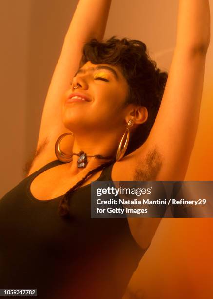 portait of a young latin american woman smiling - armpit hair 個照片及圖片檔