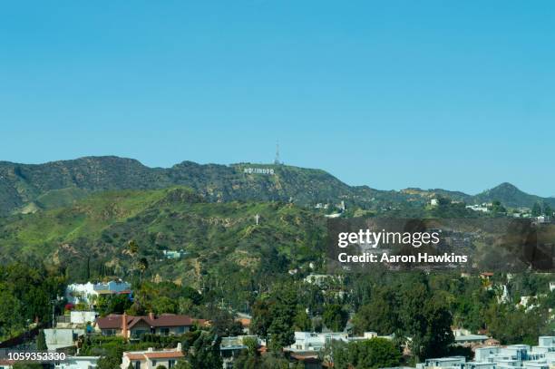 en un día claro usted puede ver a las colinas de hollywood - hollywood hills fotografías e imágenes de stock