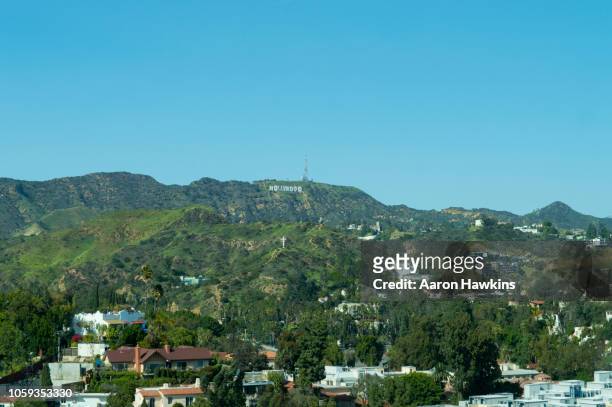 in una giornata limpida puoi vedere le colline di hollywood - hollywood hills foto e immagini stock