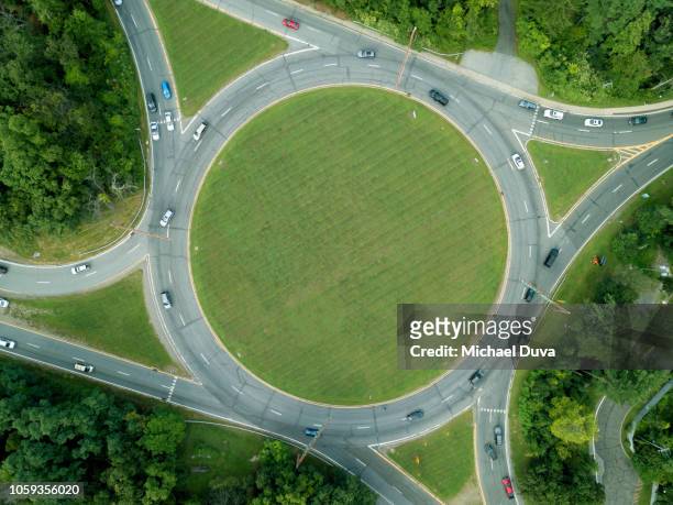 traffic circle with cars and traffic - junção de rua ou estrada - fotografias e filmes do acervo