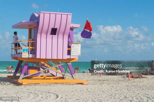 bunte south beach miami - strandwächterhaus stock-fotos und bilder