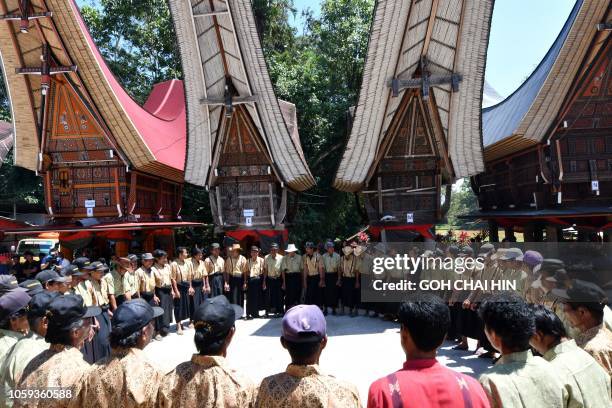 This picture taken on September 12, 2018 shows Torajan villagers performing a dance during a funeral ceremony known as "Rambu Solo" in Londa in Tana...