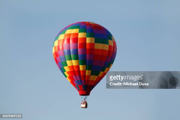 hot air balloon flying - heißluftballon stock-fotos und bilder