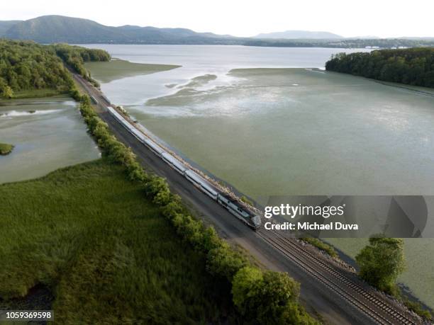passenger train traveling up the hudson river - passenger train usa stock pictures, royalty-free photos & images