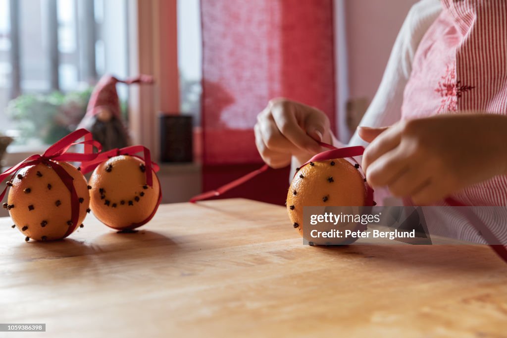 Mädchen, Nelken in einer orange