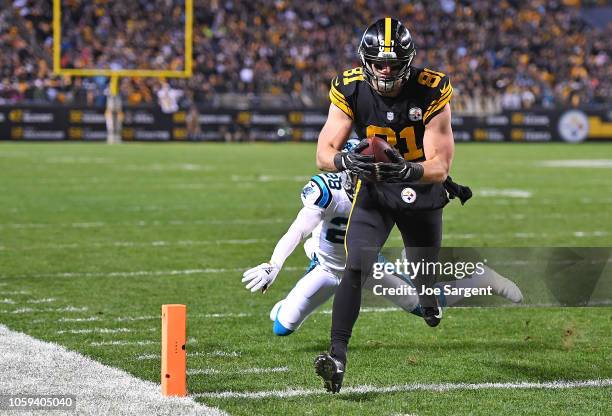 Jesse James of the Pittsburgh Steelers runs into the end zone for an 8 yard touchdown reception during the third quarter in the game against the...