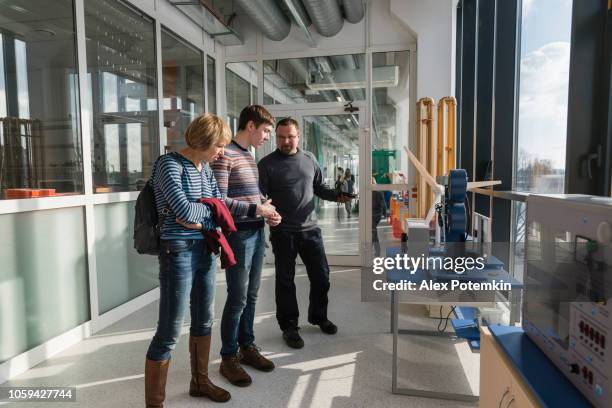 gezin, kinderen en volwassenen, hebben een leuke wanneer ze verkennen van de tentoonstelling in de hal van wetenschap en technologie - science museum stockfoto's en -beelden