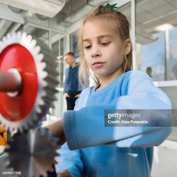 the little girl exploring mechanics in the hall of science - science museum stock pictures, royalty-free photos & images