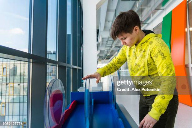 het tienermeisje verkennen monteur en physic in het museum of science - science museum stockfoto's en -beelden