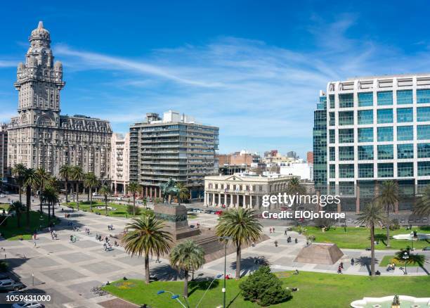view of plaza independencia (independence square) in montevideo downtown, uruguay - montevideo photos et images de collection