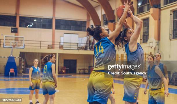 meisjes basketbalspel - women's basketball stockfoto's en -beelden
