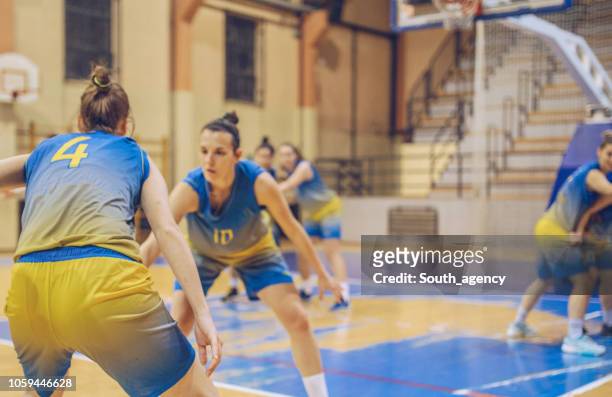 女の子のバスケット ボールの試合 - デイフェンス ストックフォトと画像