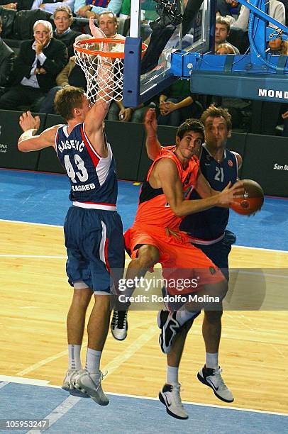 Angel Aparicio, #19 of Regal FC Barcelona competes with Leon Radosevic, #43 of Cibona Zagreb and Drago Pasalic, #21 during the Turkish Airlines...