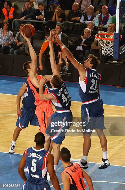 Fran Vazquez, #17 of Regal FC Barcelona competes with Leon Radosevic, #43 of Cibona Zagreb and Drago Pasalic, #21 during the Turkish Airlines...