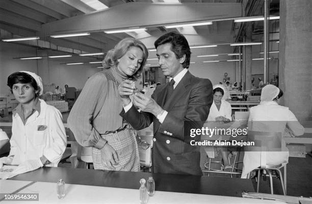 Ira de Furstenberg devient la présidente de Valentino Parfums. Ici, avec le couturier Valentino dans son laboratoire de parfums