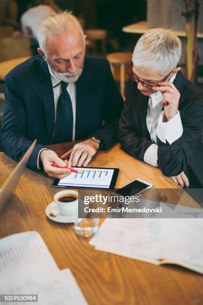 discutir las decisiones de negocios en una reunión en la cafetería - fresh deals fotografías e imágenes de stock