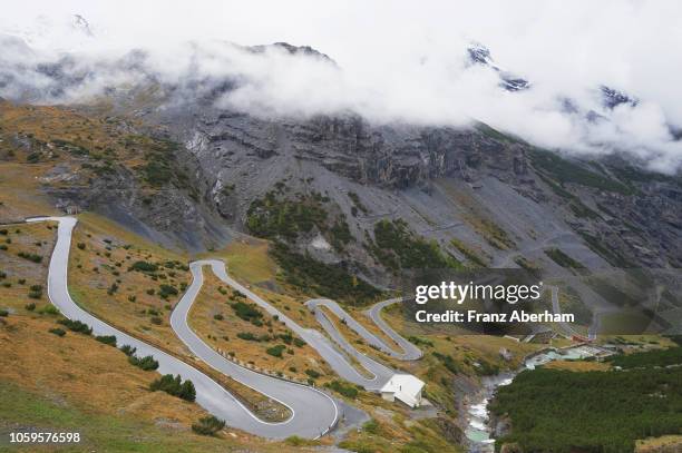 winding road from bormio up to stilfserjoch pass, italy - strada tortuosa foto e immagini stock